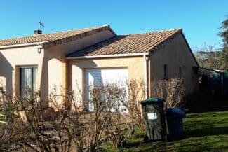 Auvent et façade claire d'une maison rénovée à Plaisance-du-Touch