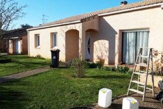 Maison de plain-pied et échelle pendant le ravalement