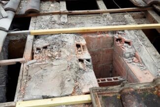 Toiture déposée laissant voir le plancher et la maçonnerie à Frouzins