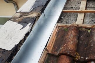 Solin et tuiles déposés lors de la rénovation d'une toiture à Frouzins