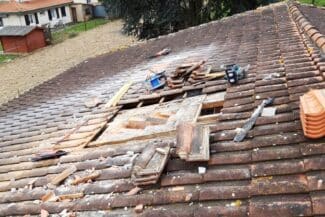 Toiture ouverte avec matériel de chantier pendant la rénovation à Frouzins