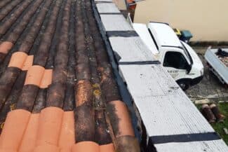 Bande de rive posée, véhicule de chantier en contrebas