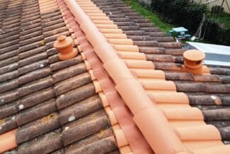 Tuiles neuves insérées sur une toiture réparée à Frouzins