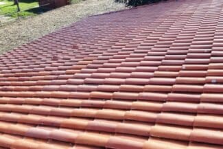 Rangées de tuiles en pente après travaux de couverture à Frouzins