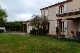 Maison et façade terminées vues depuis le jardin à Tournefeuille