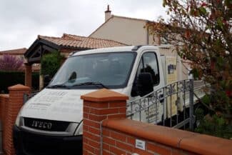 Camion de l'entreprise devant la maison en chantier à Tournefeuille