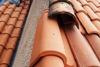 Raccord de toiture contre un mur crépi à Plaisance-du-Touch