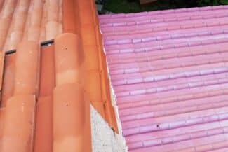 Rive de toiture le long d'un mur crépi rose à Plaisance-du-Touch
