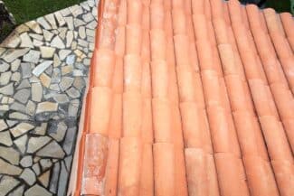 Toiture neuve surplombant une allée en galets à Plaisance-du-Touch