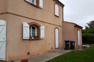 Façade ocre ravalée avec encadrements clairs à Tournefeuille