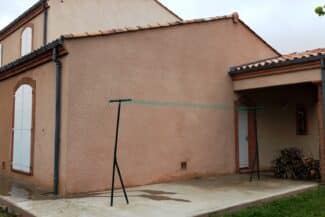 Façade avec fenêtres à volets après nettoyage