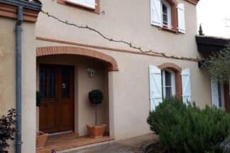 Porte d'entrée et façade crépie après ravalement