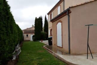 Façade arrière et jardin après nettoyage