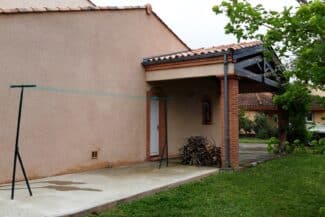 Entrée de maison avec auvent en brique après nettoyage de façade