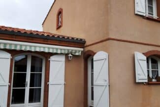 Façade nettoyée avec store banne au-dessus de la baie vitrée