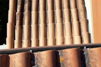 Tuiles canal en bas de pente au-dessus d'une gouttière
