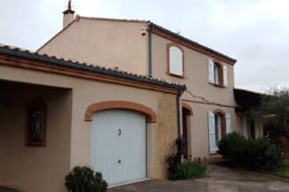 Façade beige et encadrements en briques après ravalement