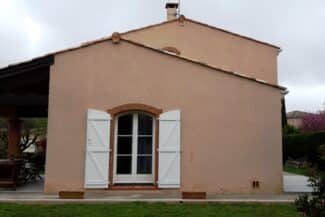 Façade et fenêtres à encadrement de briques après rénovation