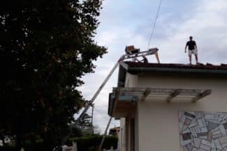 Couvreur au travail sur une toiture en rénovation à Plaisance-du-Touch