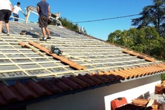 Couvreur posant le liteaunage neuf sur la charpente à Plaisance-du-Touch