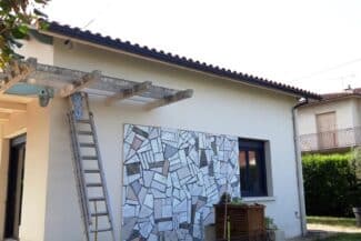 Échelle dressée contre la façade pendant le chantier à Plaisance-du-Touch