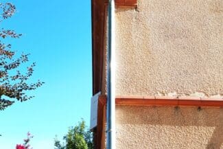 Gouttière longeant une façade à Pibrac
