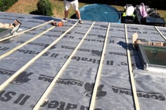 Écran de sous-toiture et liteaux posés avant la repose des tuiles à Plaisance-du-Touch