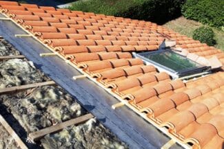 Fenêtre de toit installée dans une couverture en tuiles neuves