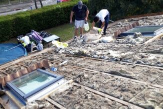 Chantier de toiture vu depuis le faîtage avec tuiles déposées à Plaisance-du-Touch