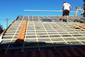 Charpente et liteaux mis à nu pendant la rénovation d'une toiture à Plaisance-du-Touch