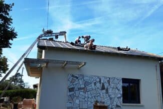 Couvreurs travaillant sur une toiture depuis une nacelle à Plaisance-du-Touch