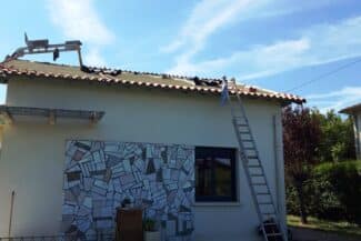 Maison avec échelle et toiture en cours de rénovation à Plaisance-du-Touch