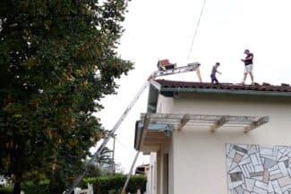 Chantier de réfection vu depuis la rue avec échafaudage à Plaisance-du-Touch