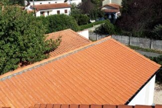 Toiture en tuiles nettoyée vue depuis le jardin à Fonsorbes