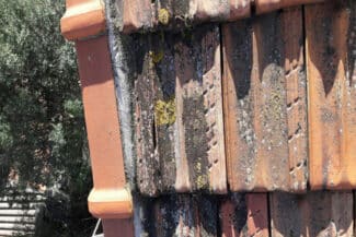 Tuiles Fortement Encrassées Le Long D'un Mur