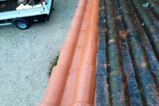 Toiture à moitié nettoyée montrant la mousse restante à Fonsorbes
