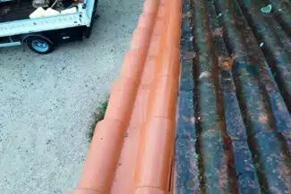 Toiture à moitié nettoyée montrant la mousse restante à Fonsorbes