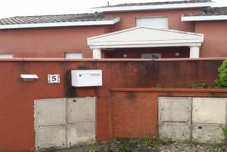 Entrée De Propriété Et Muret Avant Nettoyage