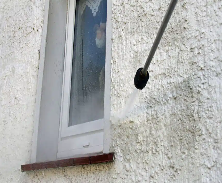 Angle de fenêtre sur un mur blanc avec applique extérieure