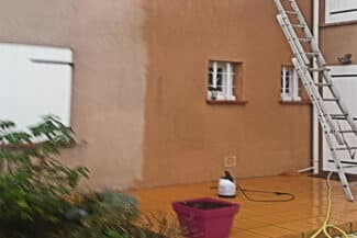 Façade Ocre Nettoyée Avec échelle Appuyée à Toulouse