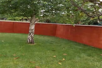 Mur De Clôture Rouge Après Nettoyage