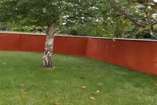 Mur De Clôture Rouge Après Nettoyage