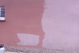 Mur Rose Partiellement Nettoyé, Limite De Traitement Visible