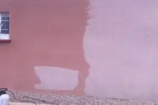 Mur Rose Partiellement Nettoyé, Limite De Traitement Visible