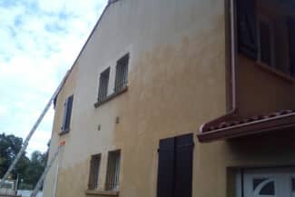 Nettoyage De Façade En Cours Avec Perche Télescopique