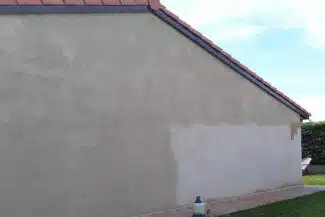 Mur Partiellement Nettoyé Montrant Le Contraste Avec La Partie Sale