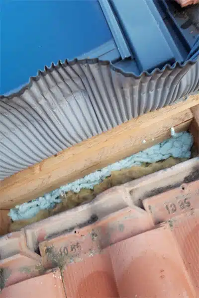 remplacement solin-couvreurs naveri 31 Mousse isolante appliquée sous une couverture en tôle