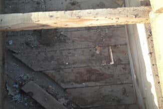 Plancher Déposé Et Maçonnerie Mise à Nu Lors D'une Rénovation De Charpente