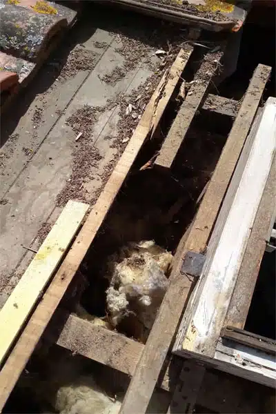 renovation-liteaux-charpente-couvreur-naveri Poutre de charpente remplacée au-dessus d'une ouverture
