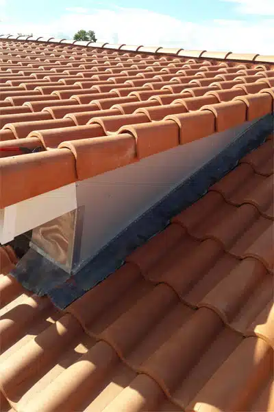 solin toiture-couvreur toulouse naveri Gouttière neuve posée sous les tuiles de rive